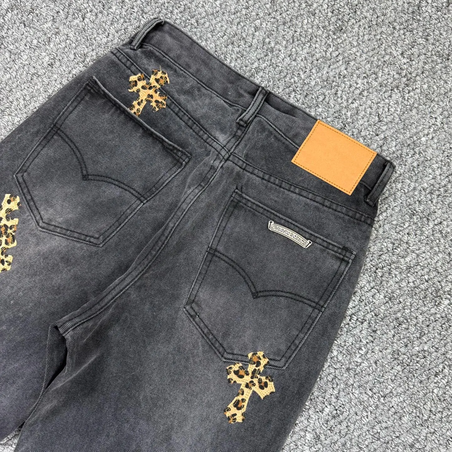 P240 model number: H859 Chrome Hearts CH Chrome Hearts black leopard print leather jeans! The counter price is 4W level, the patchwork is embellished with cross patterns, and the jeans are washed! !  An absolutely high-end luxury product, a 1.9W-level god-level single product, a super popular product, made by top heavy industry, a magic weapon that cannot be missed! [About Zangyin] This is an extremely luxurious fashion brand that can also be called the aristocracy of the high street. It has always been an exclusive brand for some hipsters or rich second generations. Compared with ordinary high streets, it is more luxurious and noble. Compared with luxury brands, it has a more fashionable personality and has always been a brand that I have a special liking for. -Color: black -Size: 28-30-32-34-36